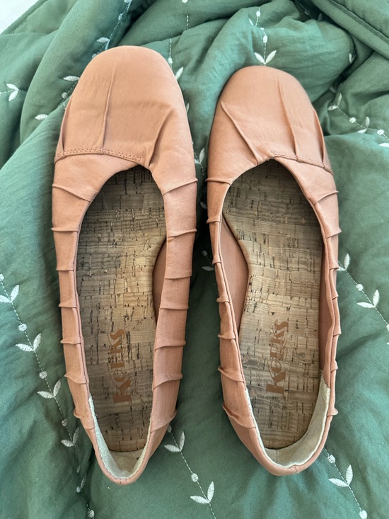Korks Shoes - Size 10 - Women's Ballet Flats in Peachy Coral Pleated Fabric